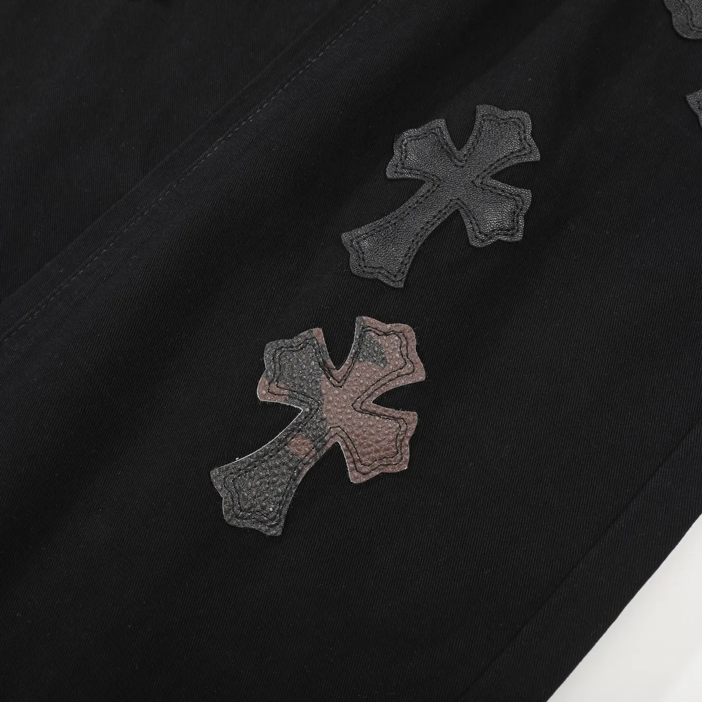 P270 Chrome Hearts CH casual black trousers cross-patched leather jeans. Original purchased and patterned to truly restore the ultimate texture of Vintage. Special Italian cowhide print and then cut. Customized sheepskin three-layer thick line leather. The whole is spliced in heavy water washing process. Craftsmen hand-splash ink. You can see the details. Three-dimensional cutting version. Loose and comfortable. Not flattering on the figure. Shows height and slimness. Factory Seiko. Original quality control. Same style for men and women. Can be matched with couples. Versatile recommendation. The must-have jeans for all seasons Color: black Size: 28/30/32/34 Waist: 73/78/83/88 Pants length: 102/104/106/108
